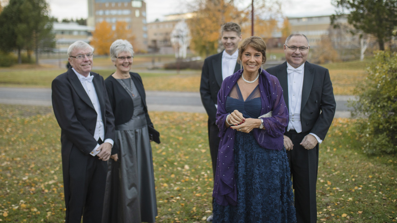 Gäster som minglar före och efter ceremonin vid Årshögtiden 2018.