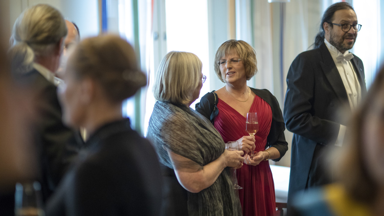 Gäster som minglar före och efter ceremonin vid Årshögtiden 2018.
