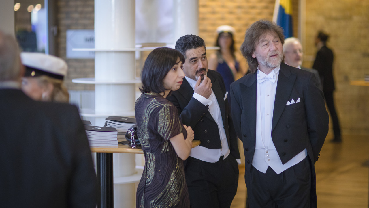 Gäster som minglar före och efter ceremonin vid Årshögtiden 2018.