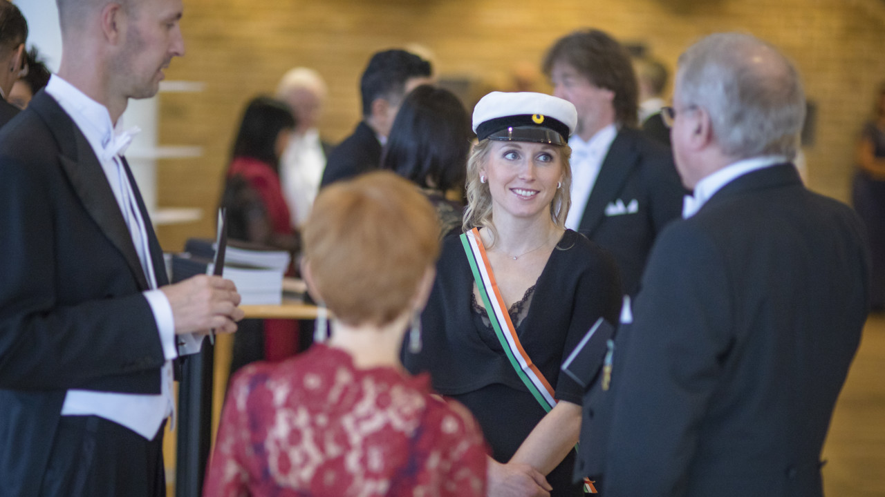 Gäster som minglar före och efter ceremonin vid Årshögtiden 2018.