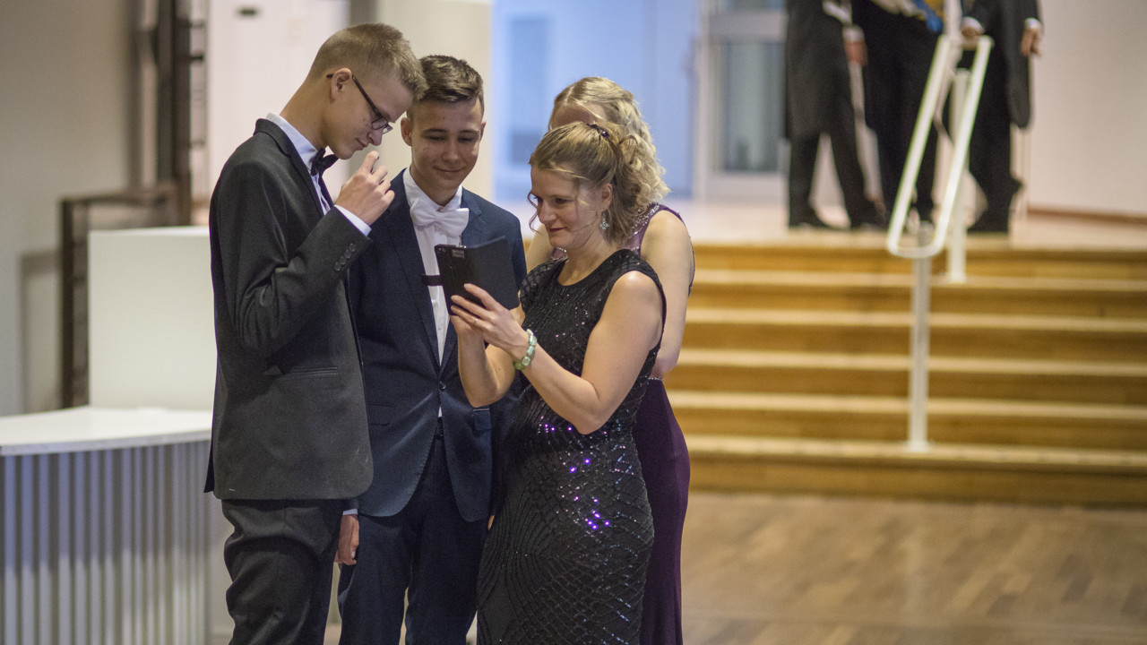 Gäster som minglar före och efter ceremonin vid Årshögtiden 2018.