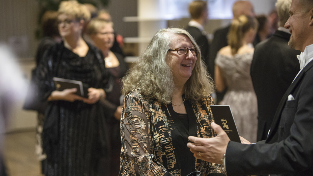 Gäster som minglar före och efter ceremonin vid Årshögtiden 2018.