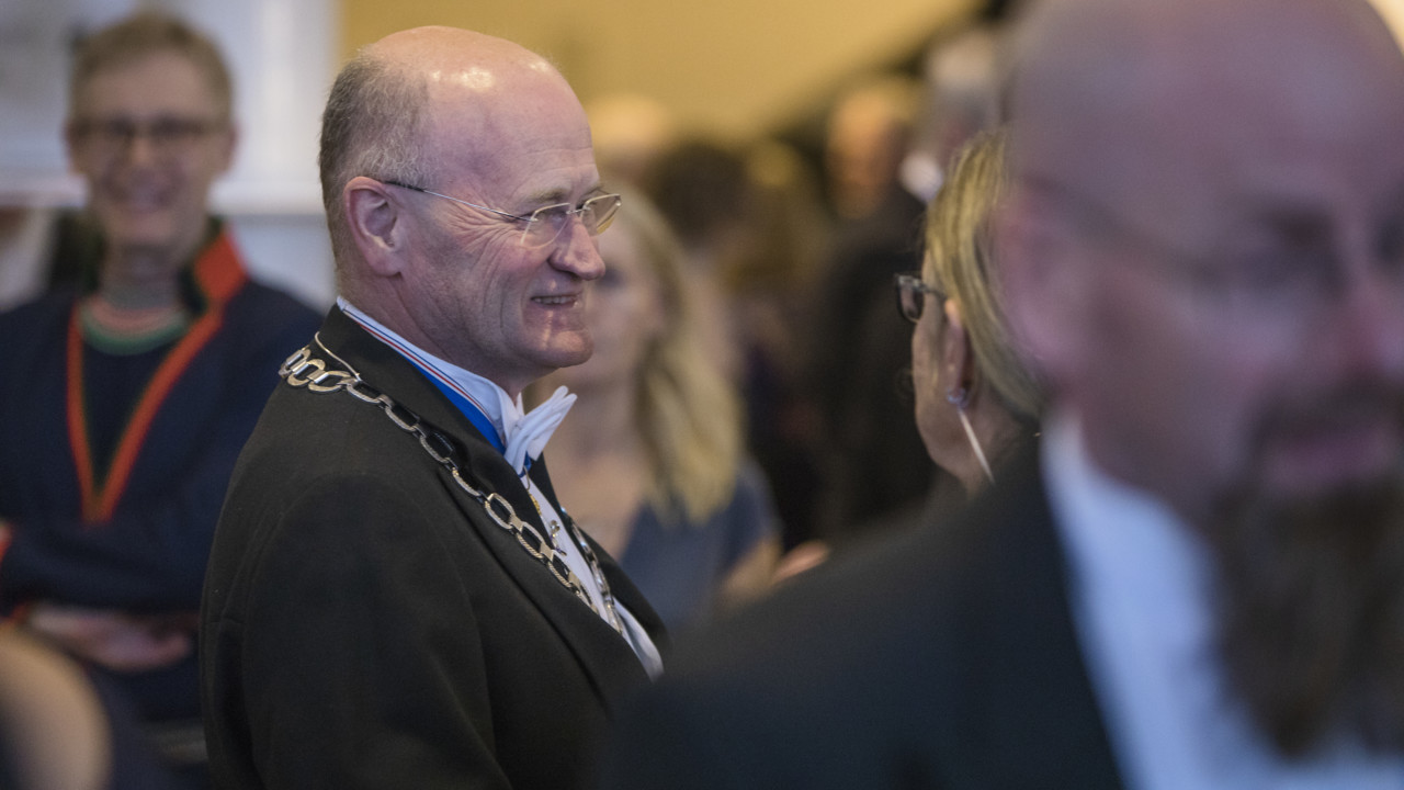 Gäster som minglar före och efter ceremonin vid Årshögtiden 2018.