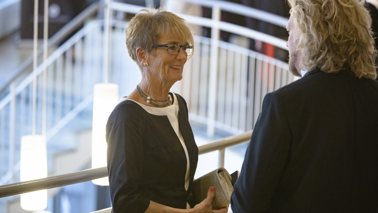 Gäster som minglar före och efter ceremonin vid Årshögtiden 2018.