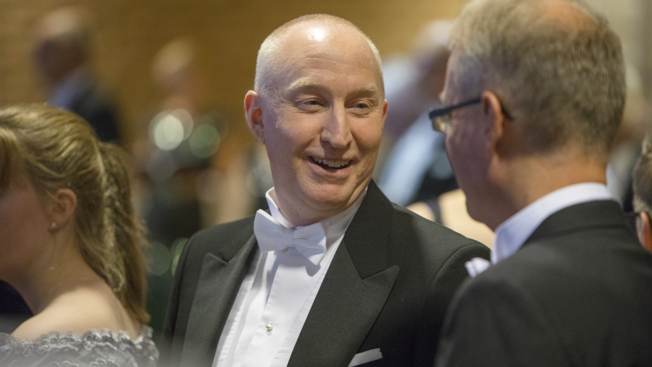 Gäster som minglar före och efter ceremonin vid Årshögtiden 2018.