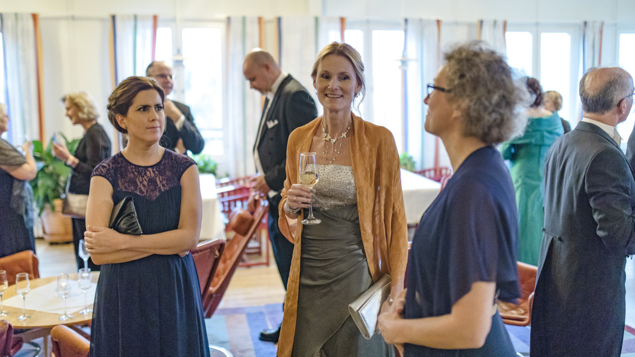 Gäster som minglar före och efter ceremonin vid Årshögtiden 2018.