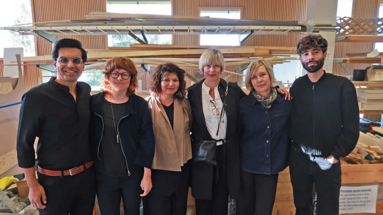 Bild av Arkitekthögskolans nya ledningsgrupp i skolans verkstadsmiljö