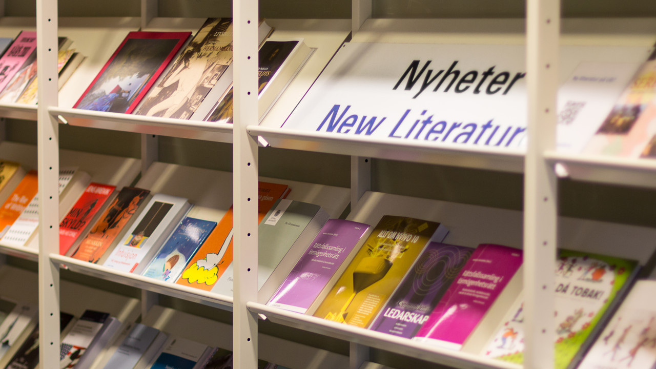 Bild på bokhylla med böcker och texten Nyheter