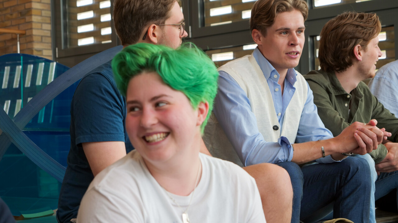 Studenter sitter med sina datorer