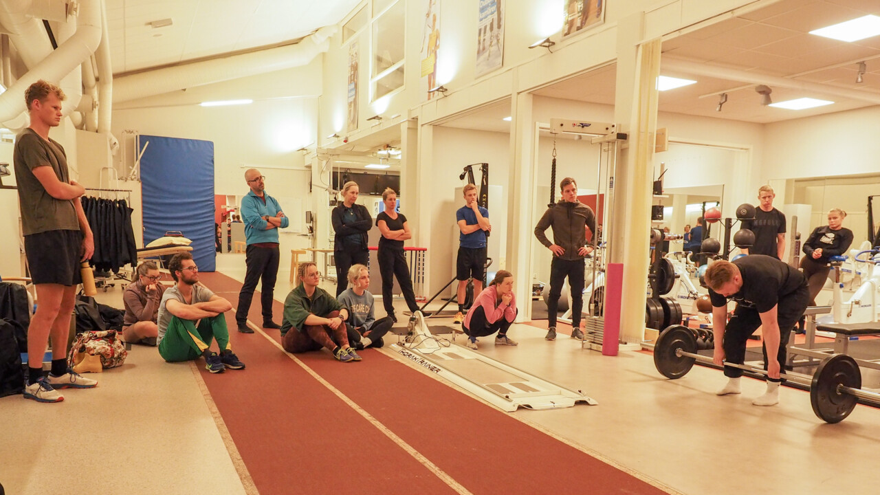 Studenter och anställda provar på styrkelyft i samband med Hälsa på campus
