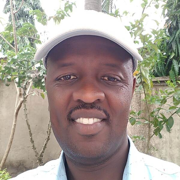 Porträtt utomhus med keps