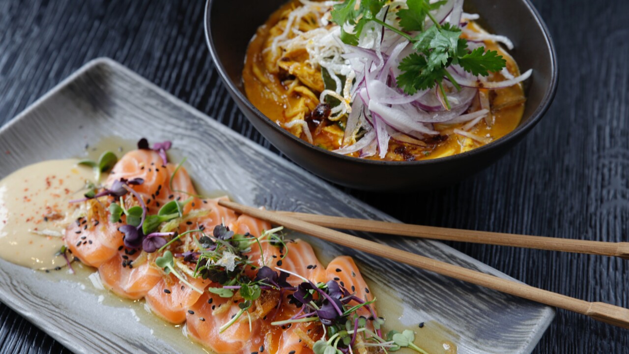 Laxtallrik och soppskål fint arrangerade med dekoration