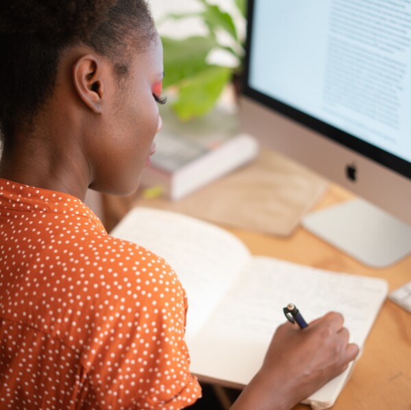 Student studerar vid dator