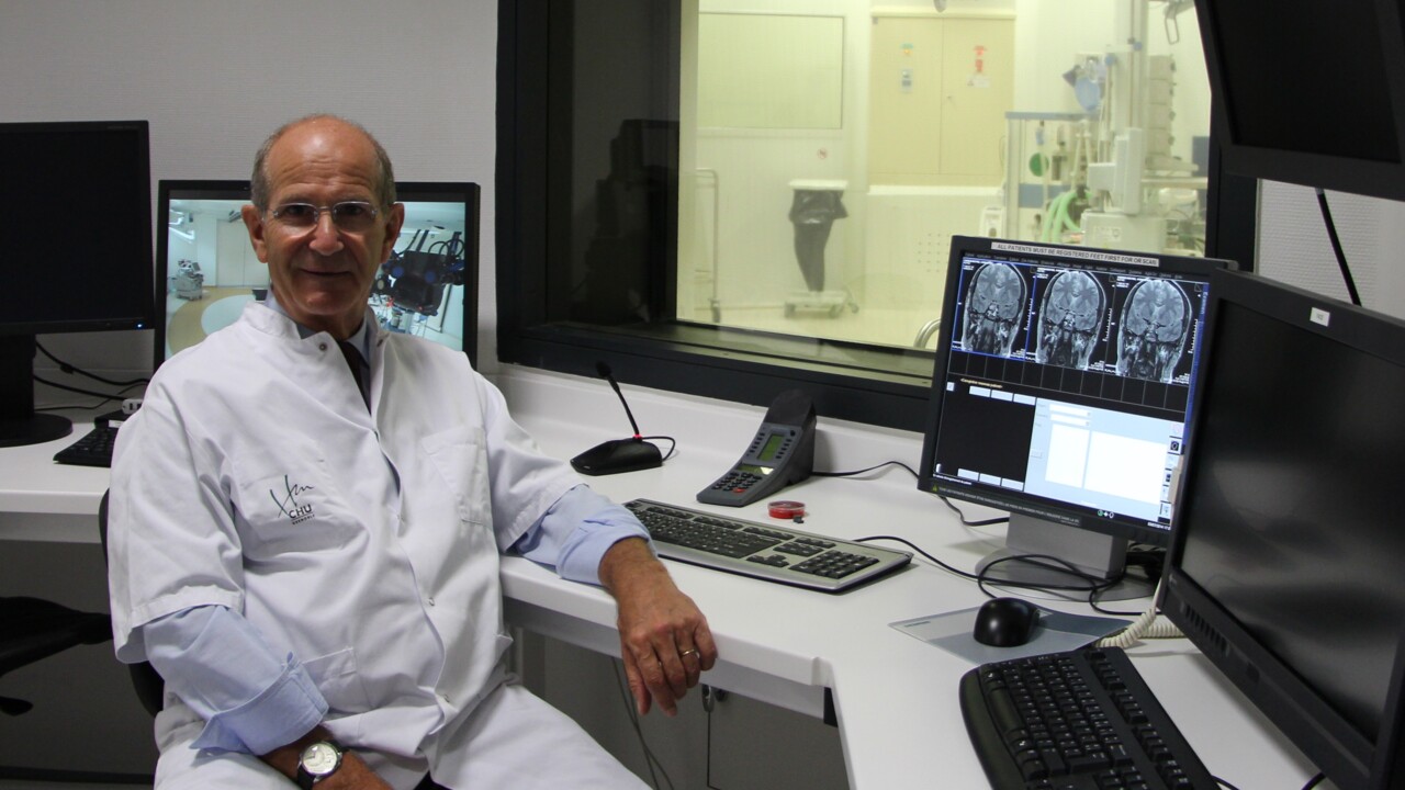 Alim-Louis Benabid vid dataskärmar