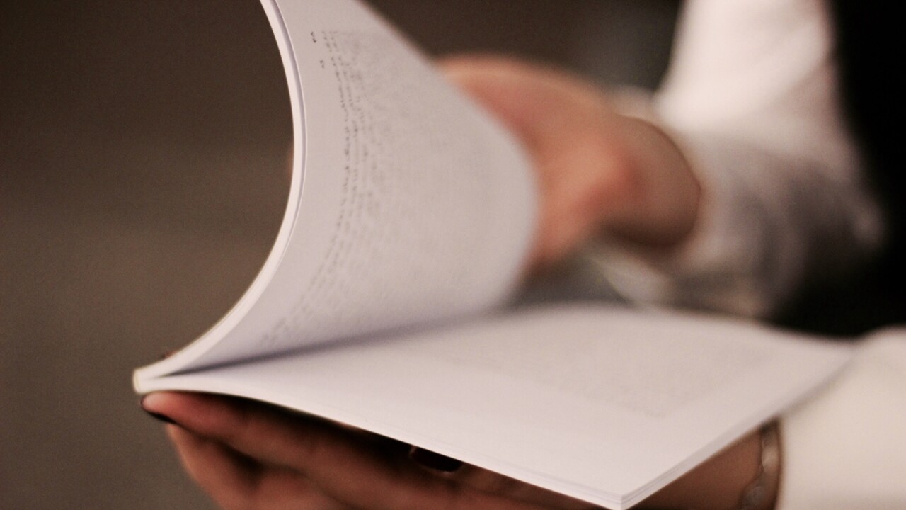 Kvinnohänder som bläddrar in en artikel