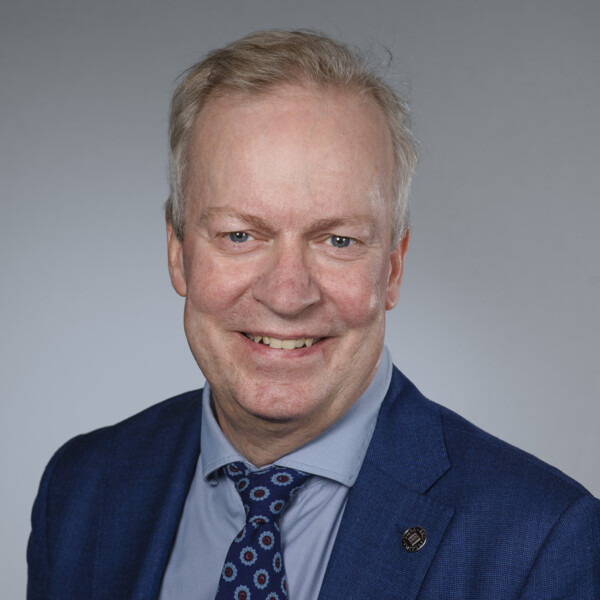 Porträtt på Per Ragnarsson, biträdande universitetsdirektör vid Umeå unviersitet.