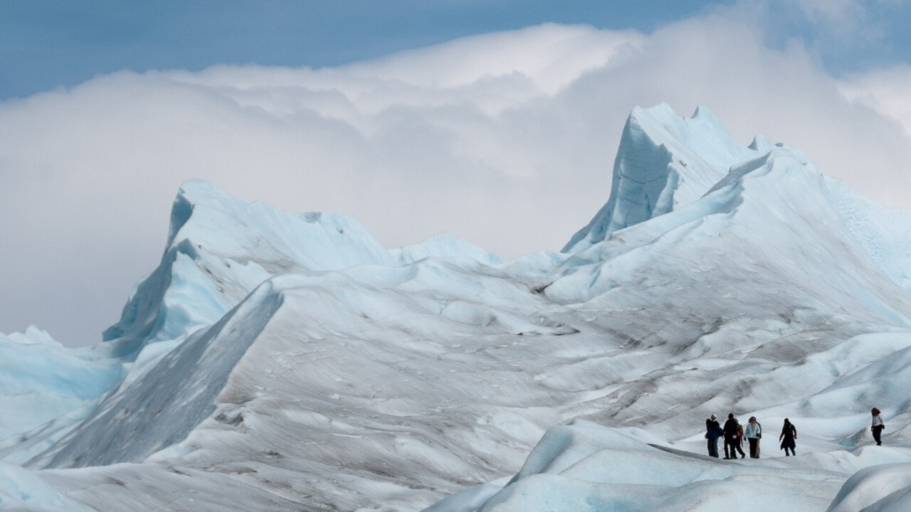 Vandrare på snöig bergstopp