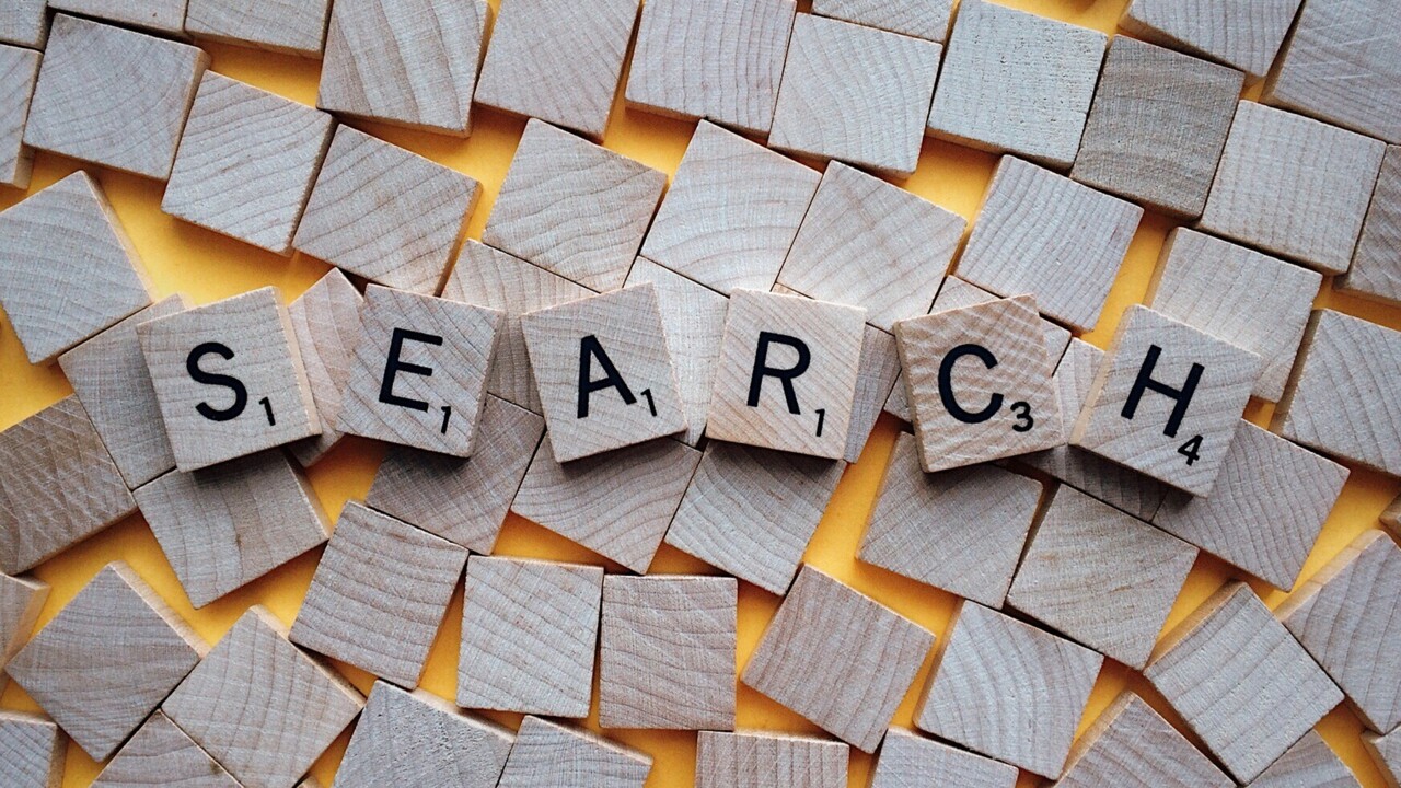 Alfapet-brickor bildar ordet sök på engelska