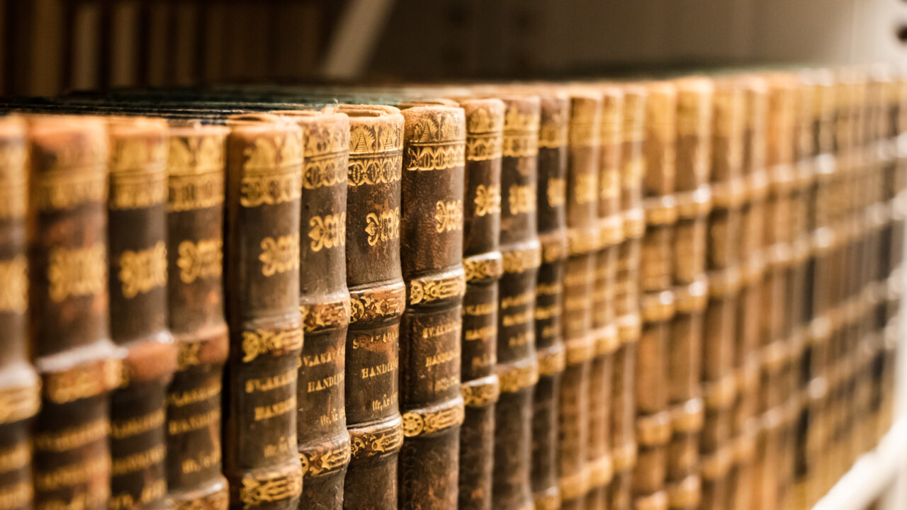 Del av Curmansamlingen i en bokhylla