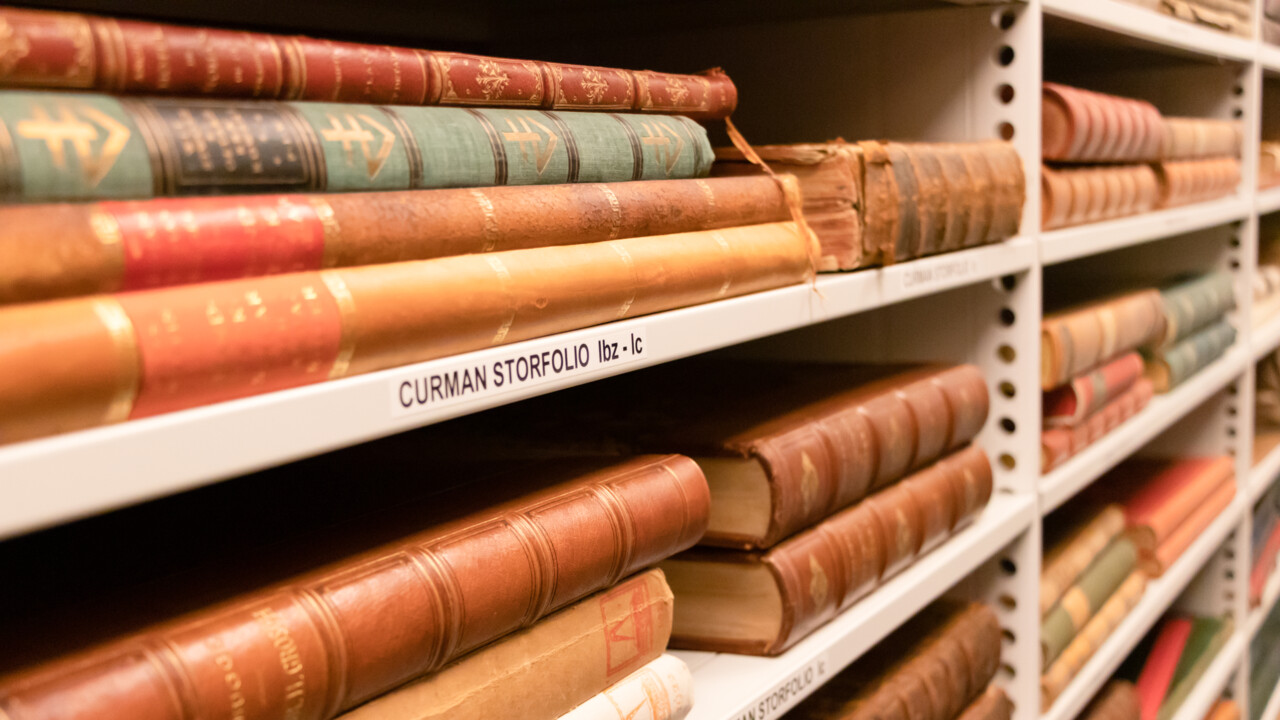 Del av Curmansamlingen i en bokhylla