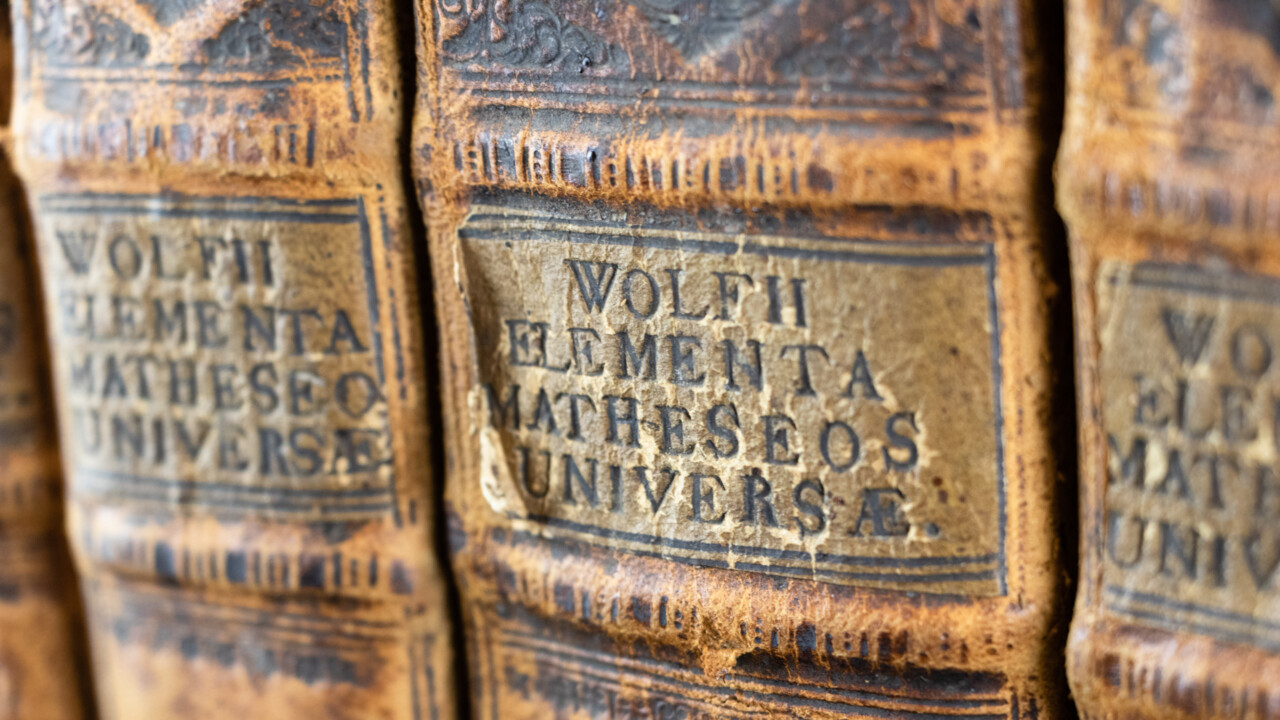 Böcker från Granlundsamlingen i en bokhylla