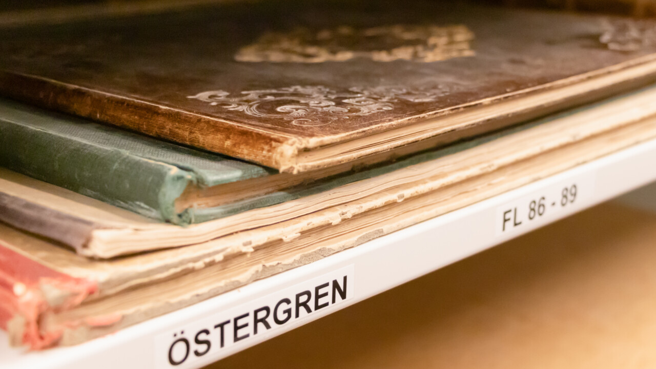 Böcker från Östergrens specialsamling i en bokhylla