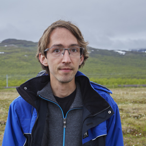 Sylvain Monteux visar till fält för studier utanför Abisko.