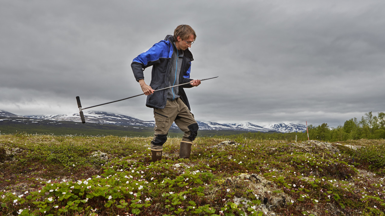 Sylvain Monteux mäter djupet till permafrosten.