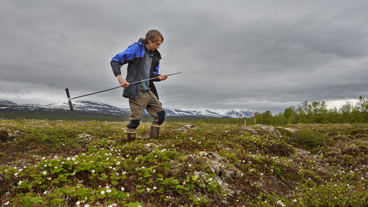 Sylvain Monteux mäter djupet till permafrosten.