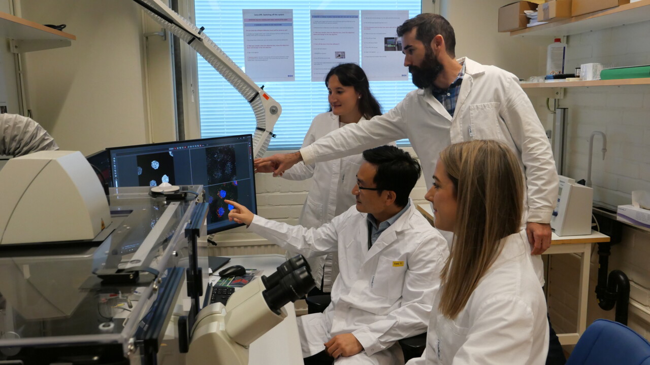 Professor Yaowen Wu och hans grupp