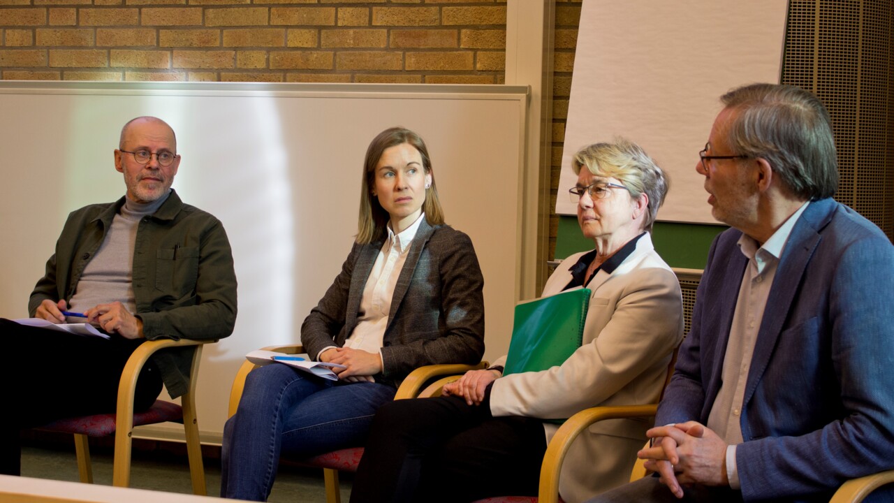 Foto av deltagarna i panelsamtalet.