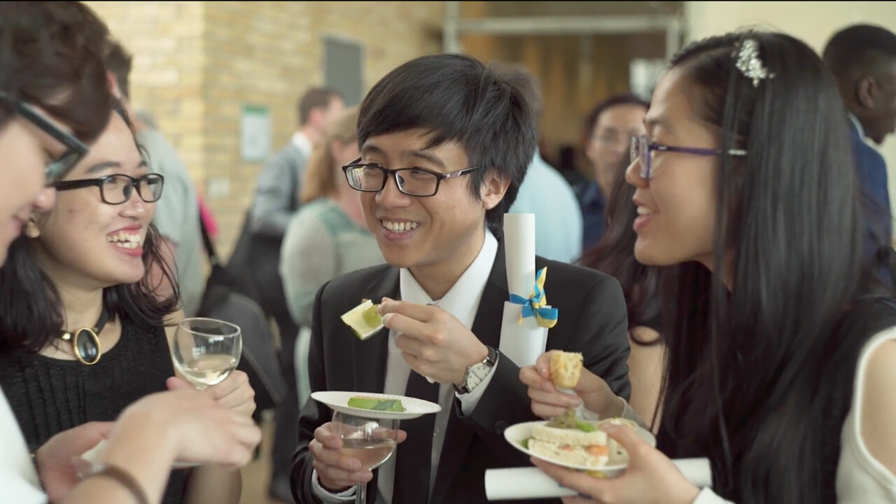 Studenter minglar på Graduation Ceremony