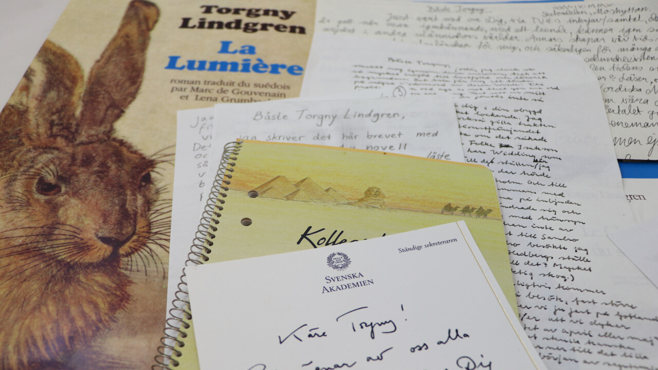 Bild på olika typer av material från Torgny Lindgrens arkiv, Umeå universitetsbibliotek.