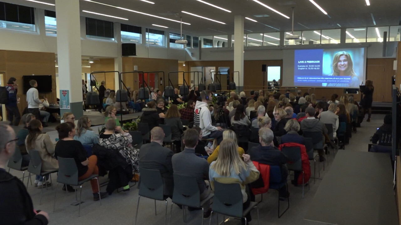 Översiktsbilder av Ulrika Haakes presentation av utredning om arbetsmiljö och lika villkor i Vardagsrummet på campus Umeå