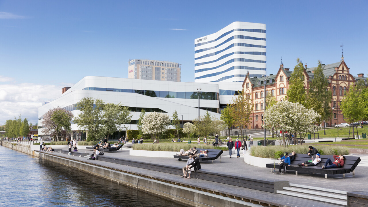 Väven, parken och Umeälven en fin sommardag. 