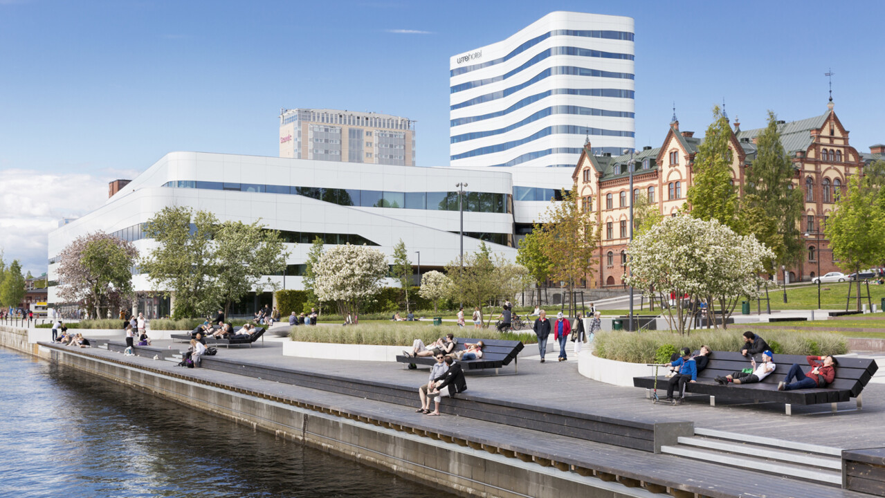 Väven, parken och Umeälven en fin sommardag.