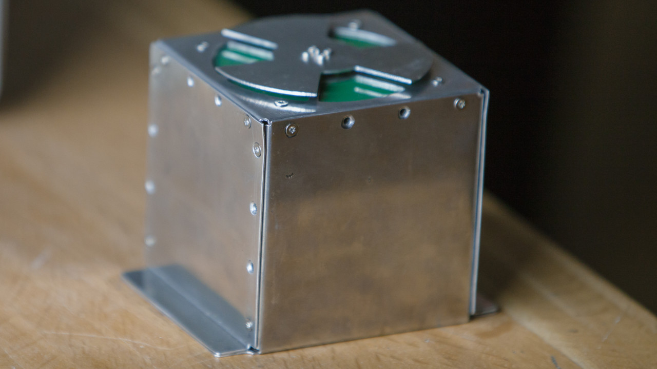 Bild på kuben med mätinstrumentet som ska skickas till månen