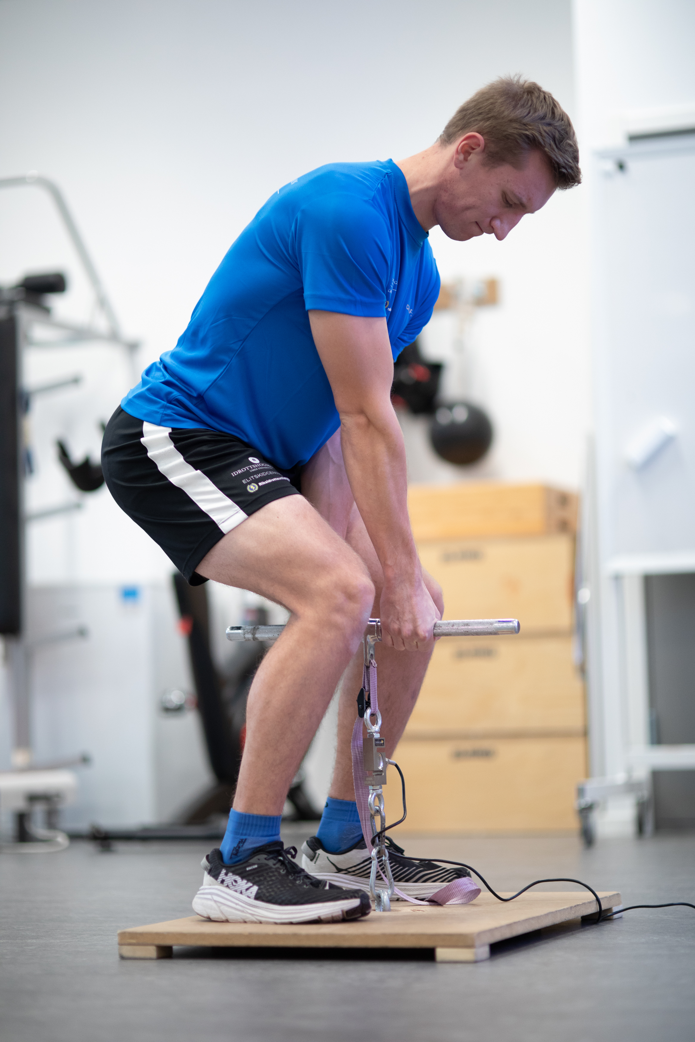 Man som utför fystest på platta i UMEX-labbet