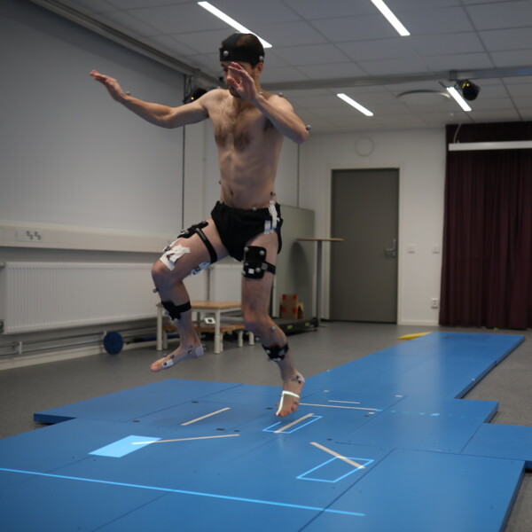 Person med mätutrustning hoppar