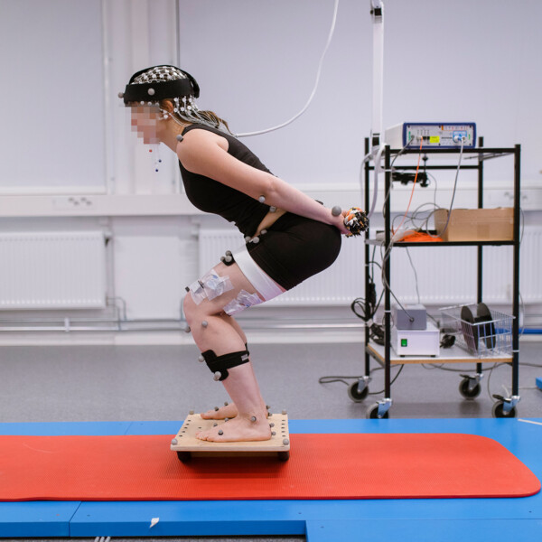 Person med mätutrustning står på en plattform