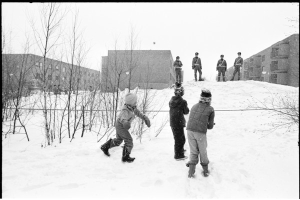 Barn kastar snöbollar på poliserna vid Ålidhemsupproret
