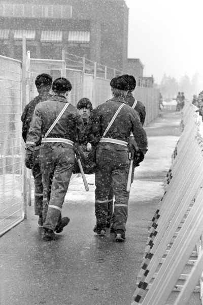 Kravallpolis bär iväg på en person