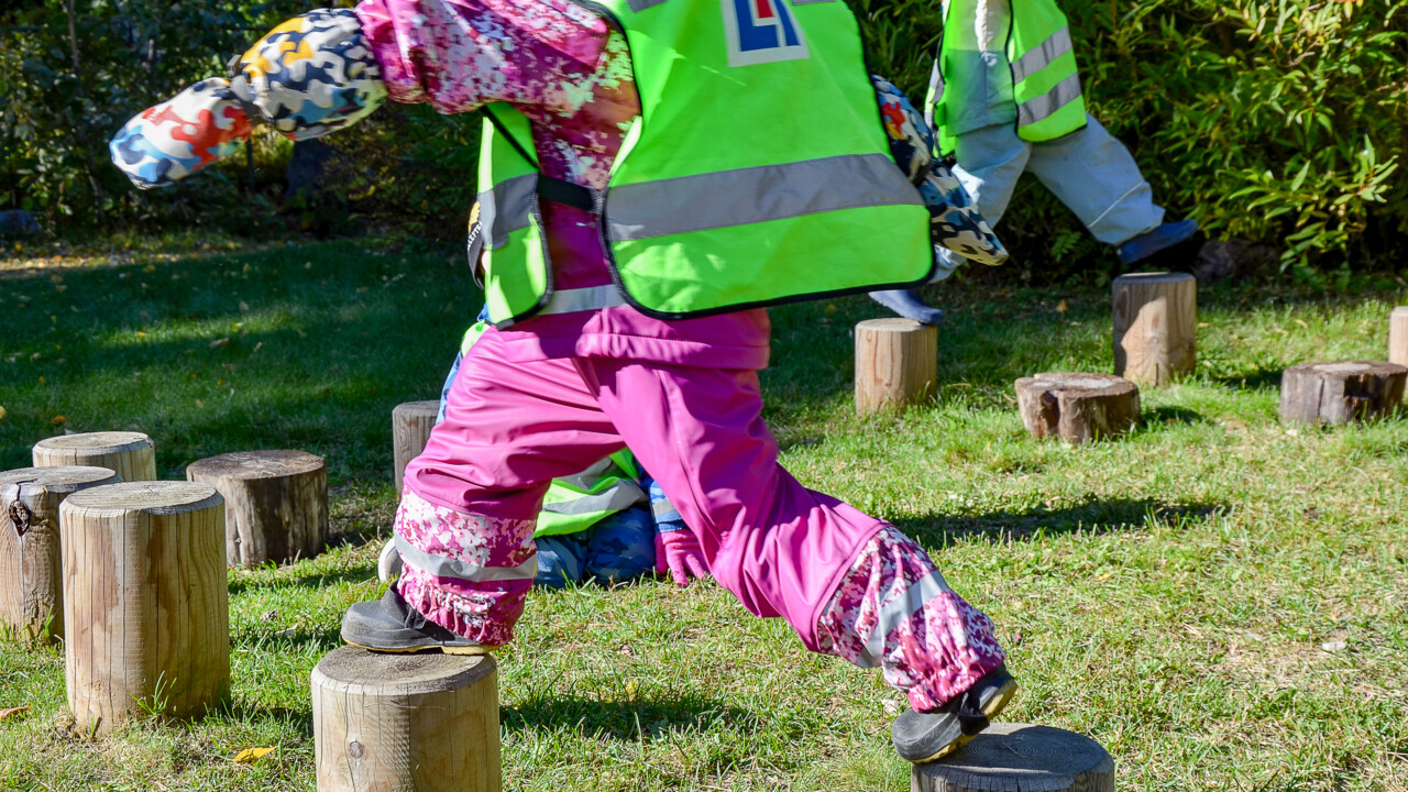 Bild på förskolebarn som leker utomhus.