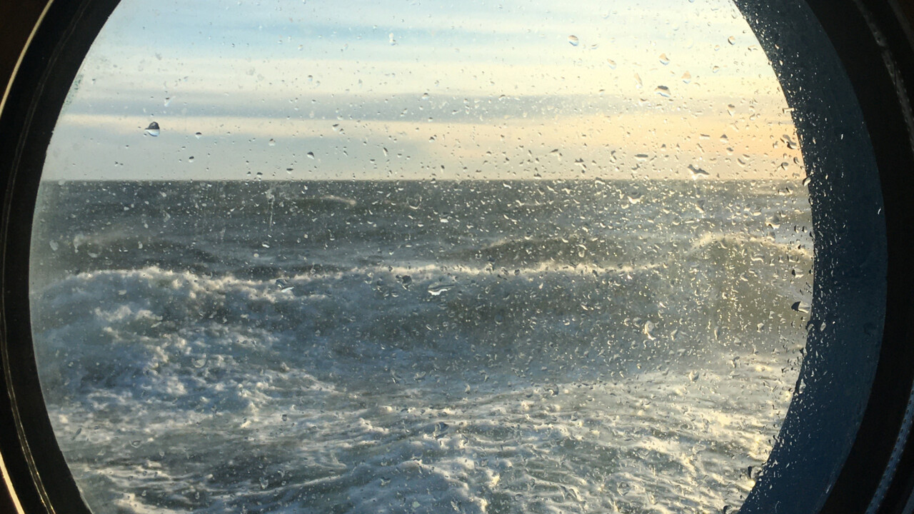 vågor inifrån ett fartyg