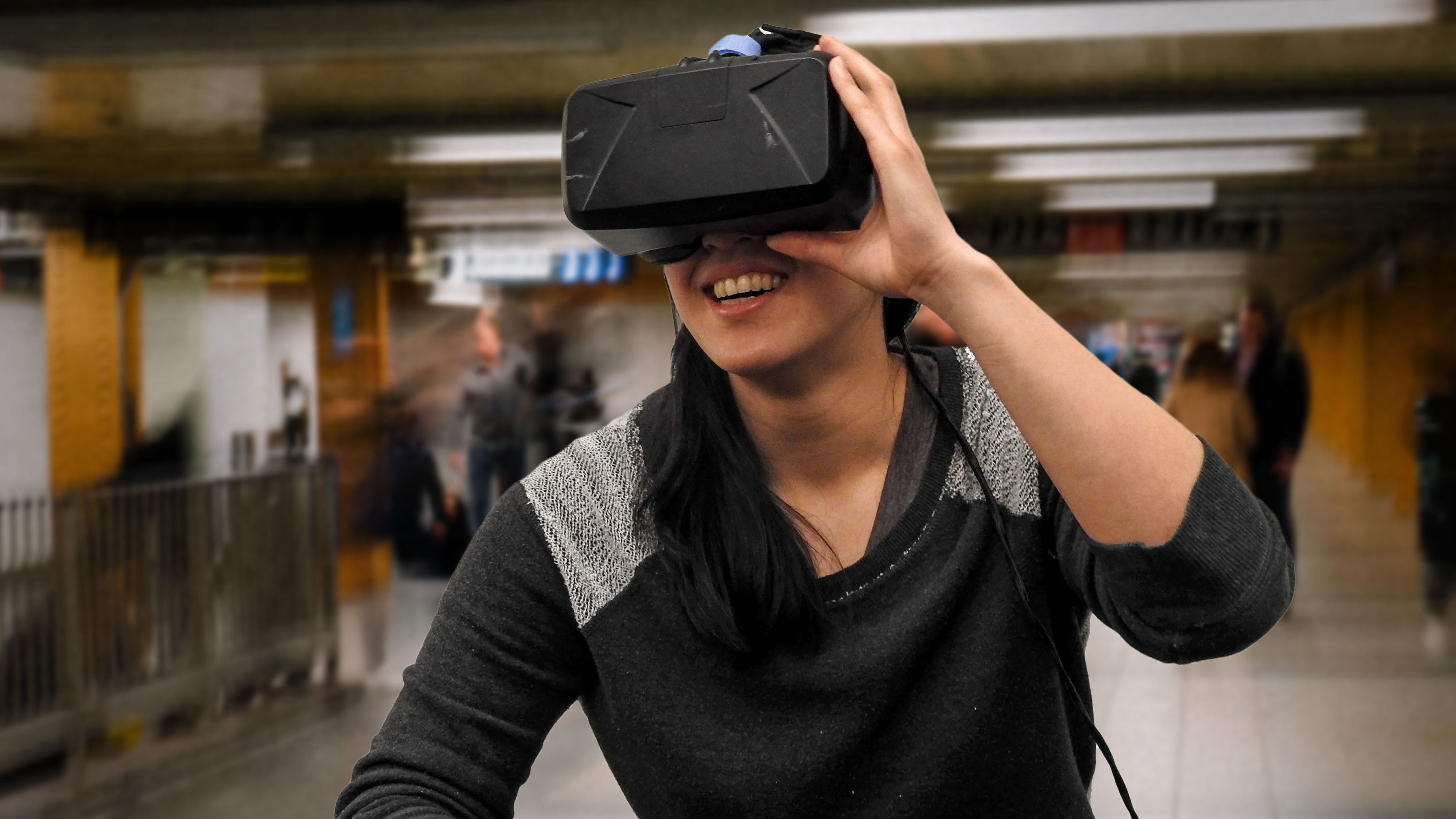 Kvinna med VR-headset på tunnelbanestation