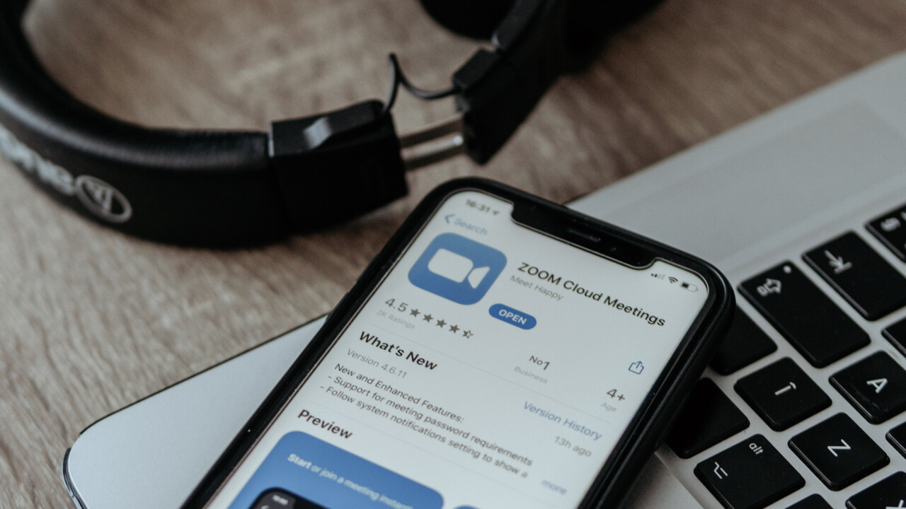 Dator, hörlurar och mobil med zoom-app.