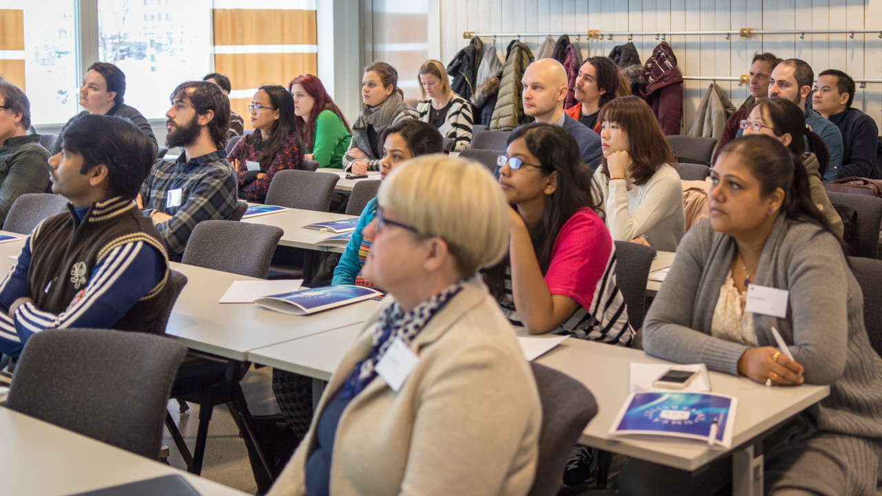 En grupp personer sitter och lyssnar