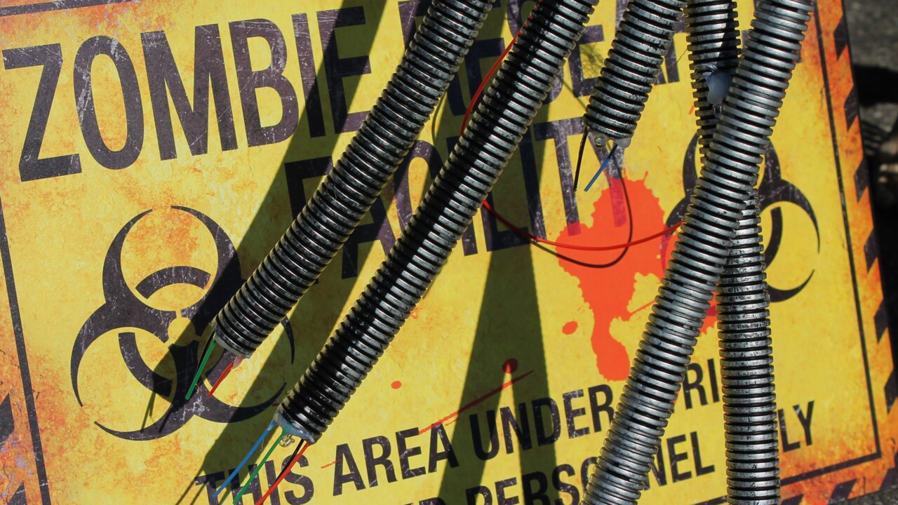 Bild på en rostig skylt där det atår