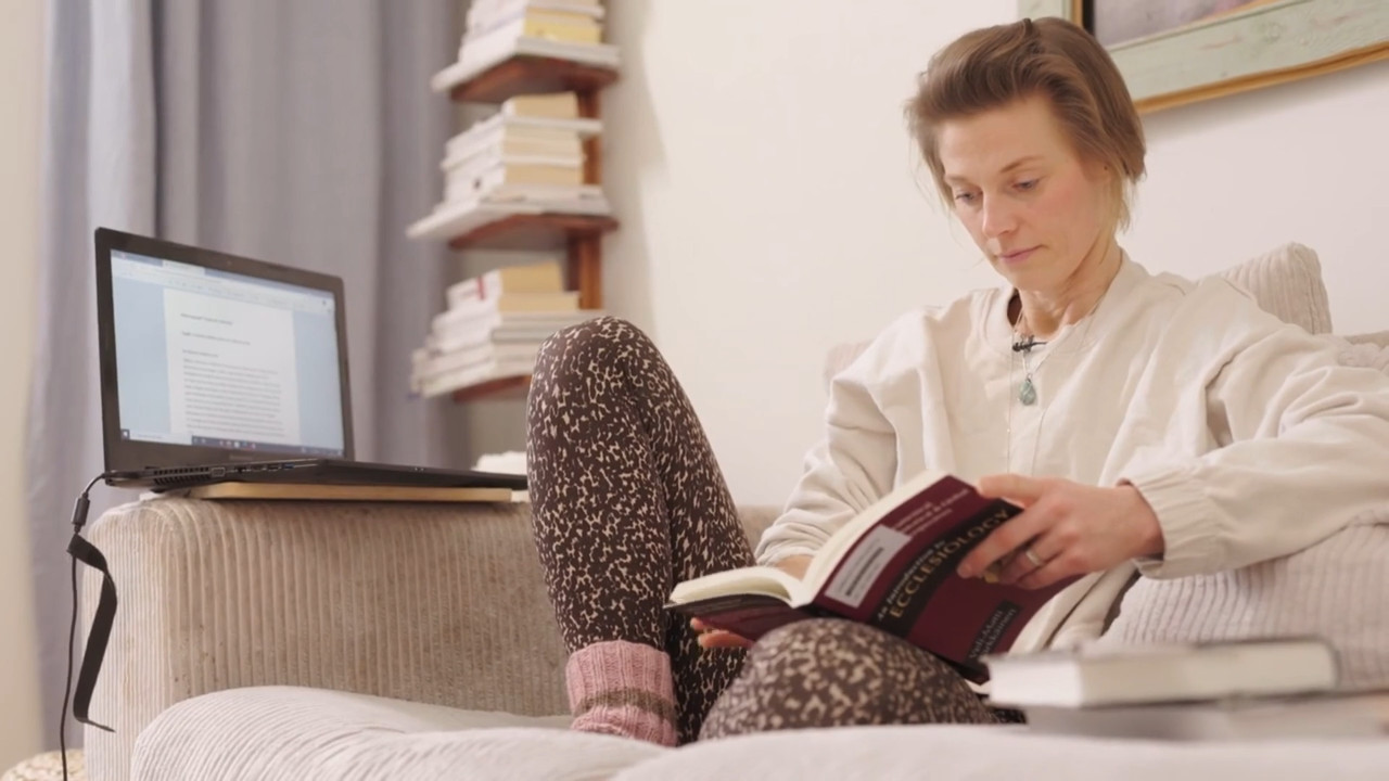 Video: Distansutbildning gjorde det möjligt för Tabita att följa sin dröm 