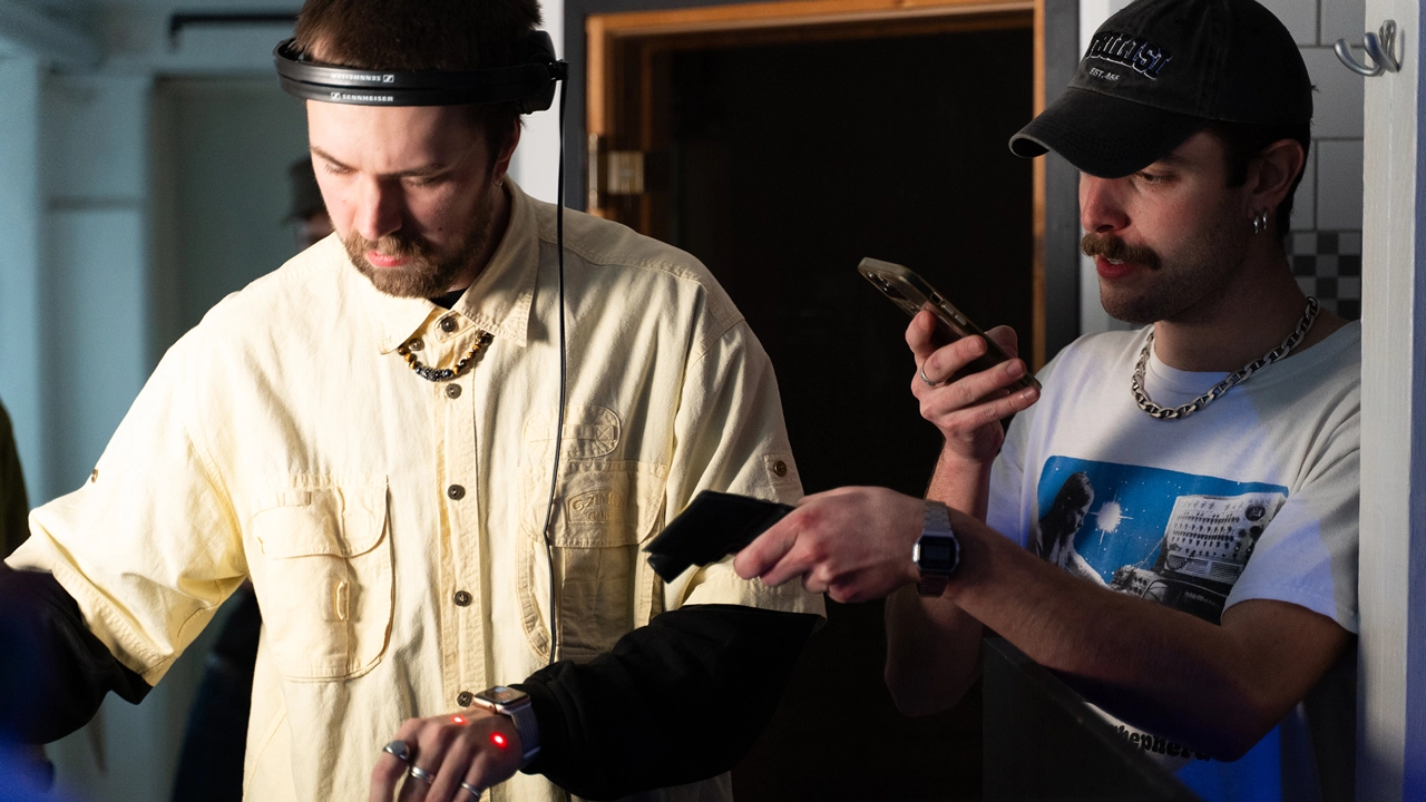 DJ workshop with simulated crowd behaviour. Audience responses are choreographed to trigger stress or boost confidence during sets.